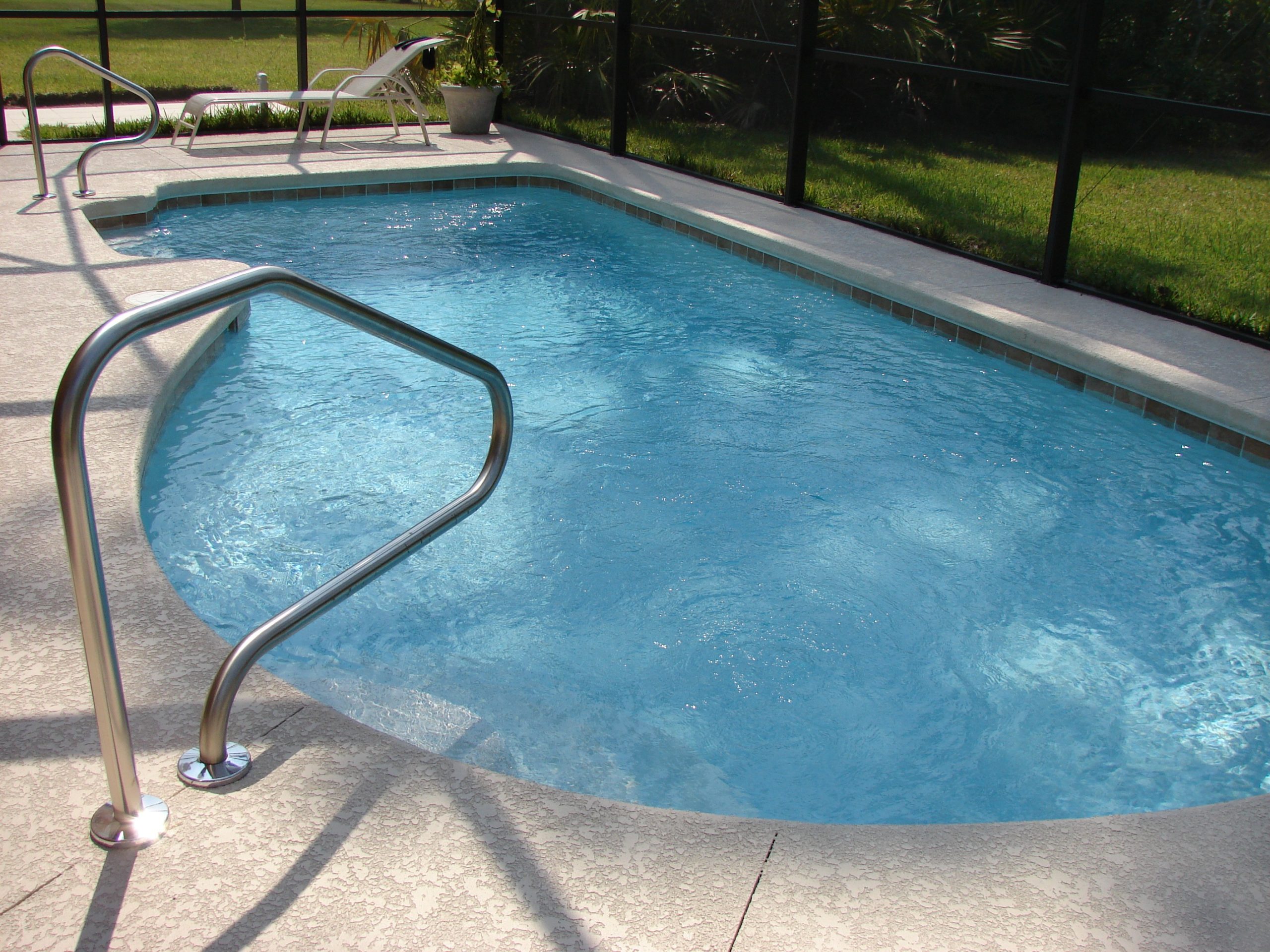 How to Monitor the Cleanliness of Your Pool Water